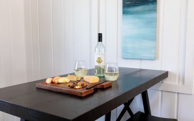 Anchor Bay Inn and Suites