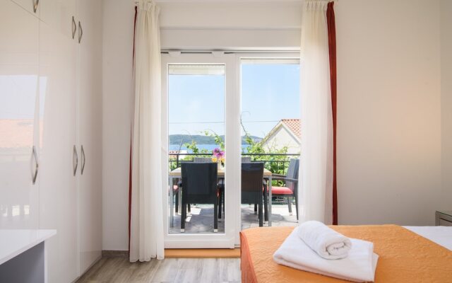 A3 90m2 apt W.shared Pool & Balcony,next to Beach