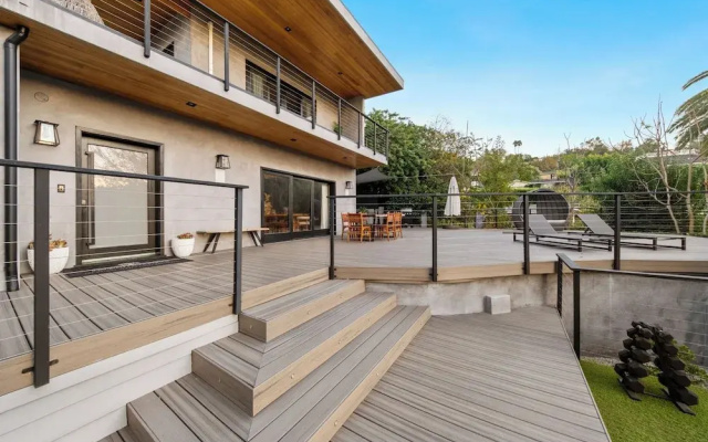 Farley Court - Stylish Hillside Residence With Stunning Views