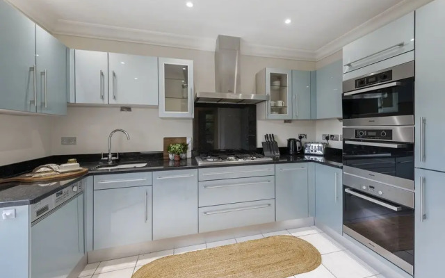 Riverside Home with Private Parking