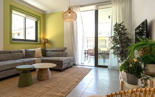 Solenne Stylish 2-BR Apt in Larnaca