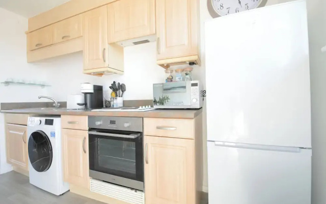 2 Bed Apartment Overlooking Water