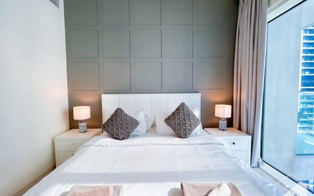 Luxurious Beach front Apt with balcony Dubai Marina