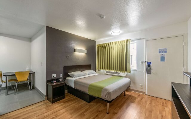 Studio 6 Monroe, LA - Hwy 165