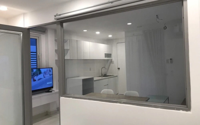 Smiley Apartment 8