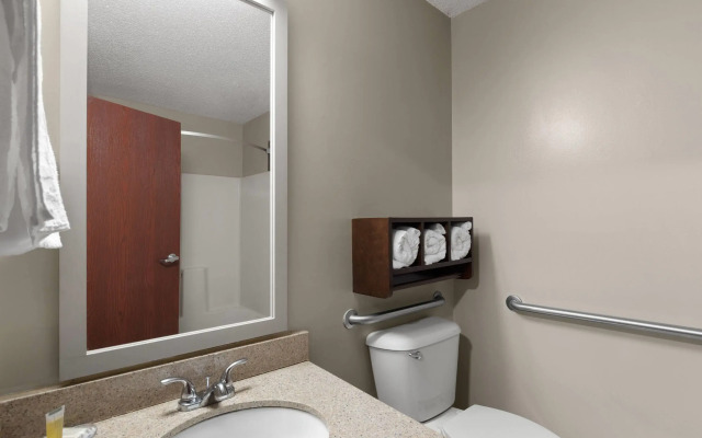 Super 8 by Wyndham Shepherdsville / Louisville South I65