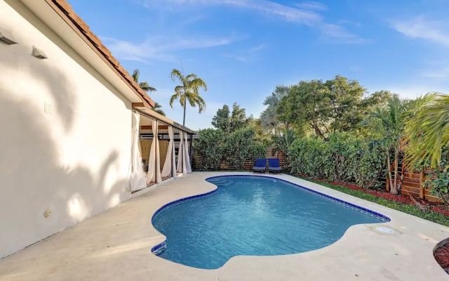 Renovated 5½ Bedroom Home/Heated Pool