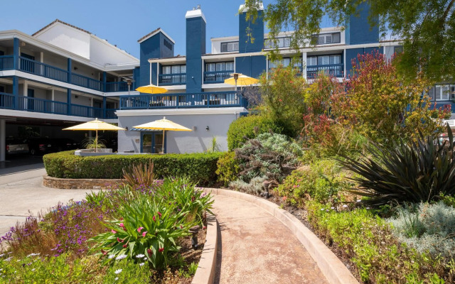 Mariposa Inn & Suites