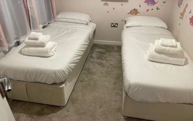 Fantastic, pet Friendly 3 Bedroom House in Bedford