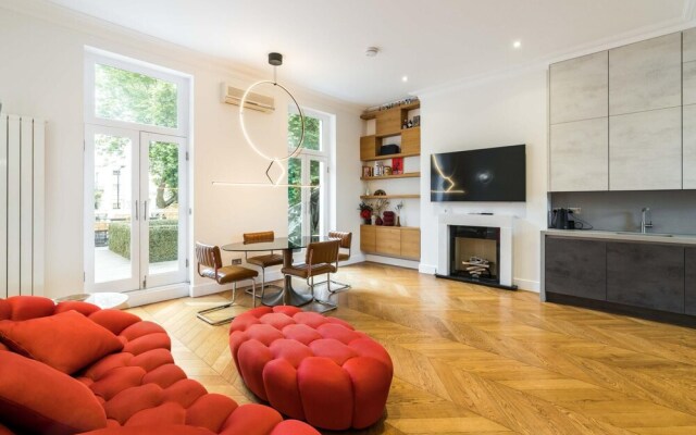 Luxury 2BD Apartment in Holland Park