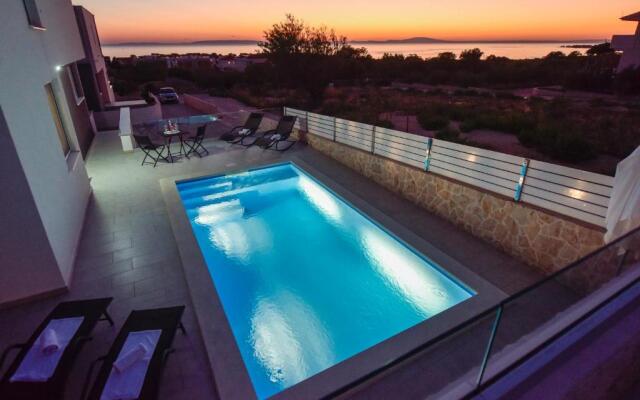 Funtastic C Apartments for 12, Private & Heated Pool
