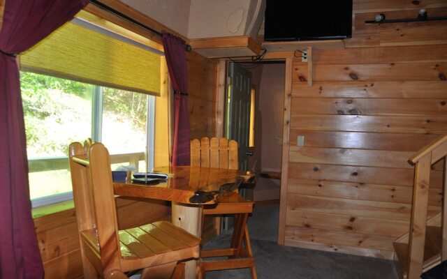 Hawks Nest Lodge And Restaurant