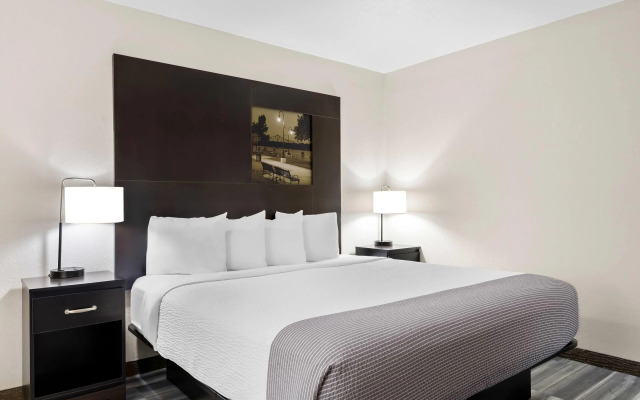 Super 8 by Wyndham La Crosse