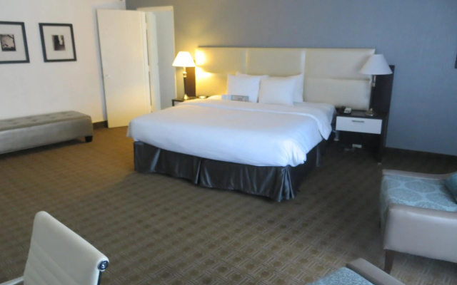 Toronto Don Valley Hotel and Suites - Image 5