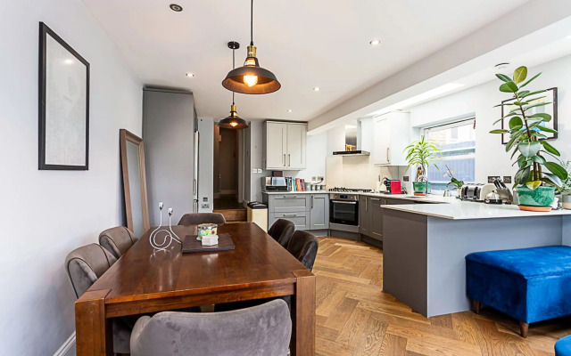 Modern and Spacious Colliers Wood Home