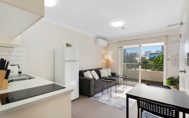 Comfortable Stay With Pool Access – Guest Rooms – Brisbane