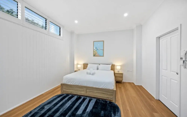 Stylish 4-bed Townhouse With Panoramic Ocean Views