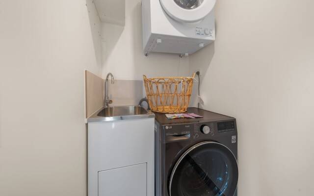 cozy 2BR with free parking & wifi