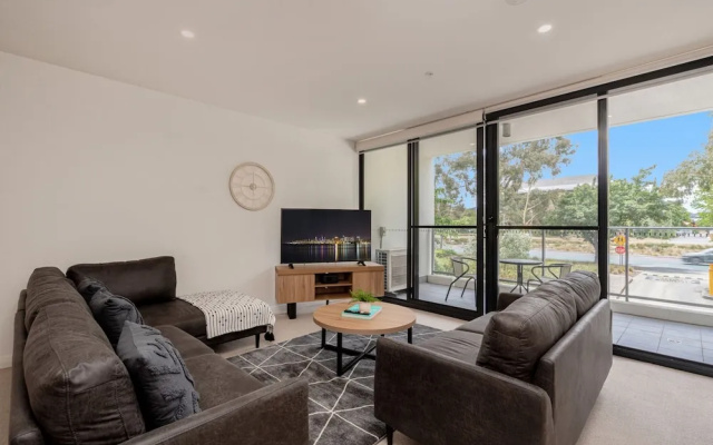 Bright 2-bed Flat Near City Amenities – Balcony – Lyneham