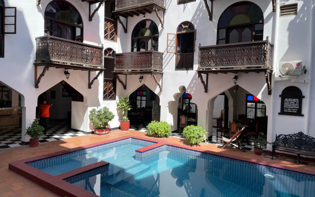 Dhow Palace Hotel