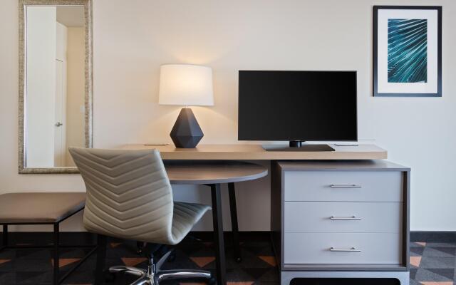 Holiday Inn & Suites Across From Universal Orlando by IHG