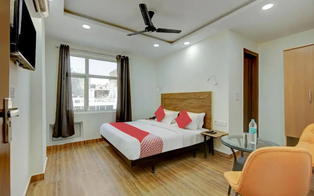 Oyo Flagship 703579 Santosh Residency