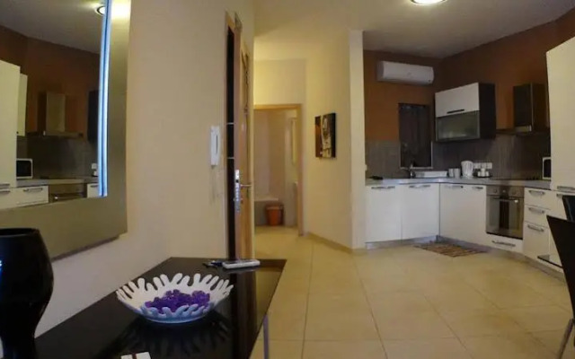 Eri Apartments E378
