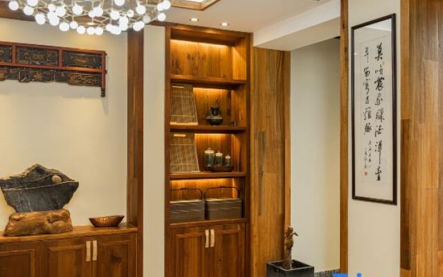 Anji Double Fish Hall Hot Spring Resort B&B (Longwangshan Canyon Drift Shop)
