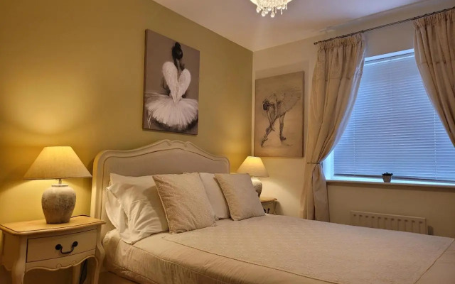 Three Bedroom Apartment by Beautiful Park