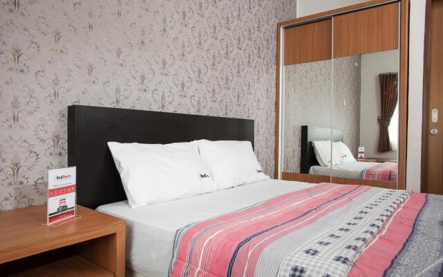 RedDoorz Apartment near Golden City Mall