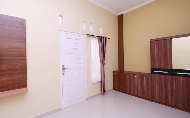 Super OYO 1506  Shabrina 2 Syariah