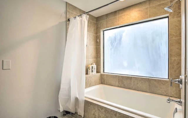 Comfortable Dallas Condo Close to Attractions