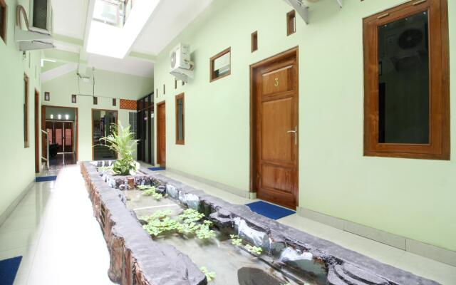 RedDoorz Plus near Taman Sari