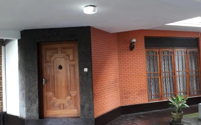 Ceylon Travel and Stay Lodge