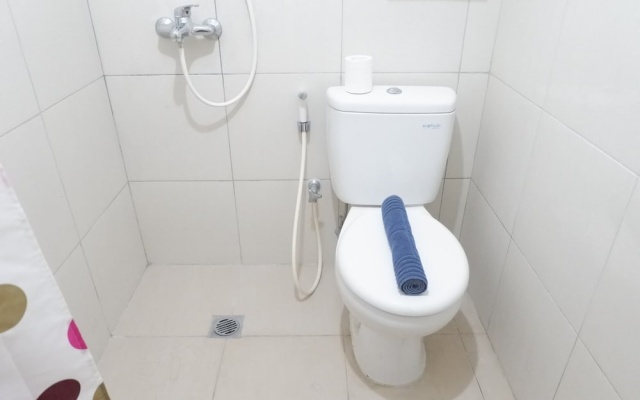 Clean Studio Apartment Connected to Mall at Orchard Supermall Mansion – Bathroom – Surabaya