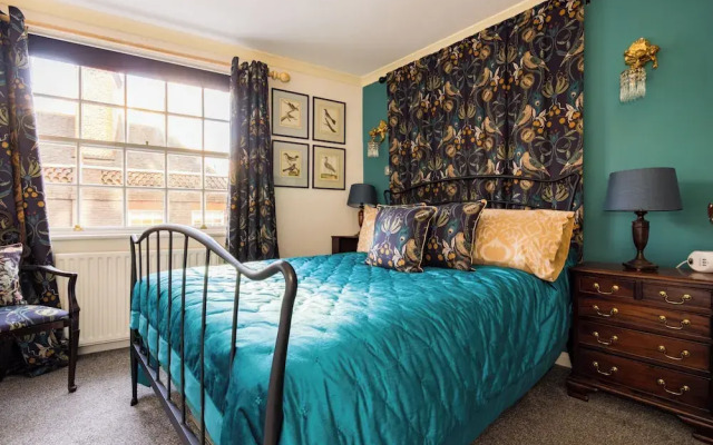 Mayfair 3-bed 6-guest W/patio & ac Berkeley Square