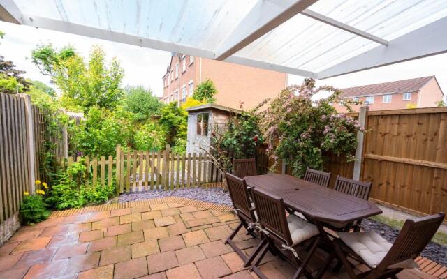 Bright & modern 4 bedroom townhouse