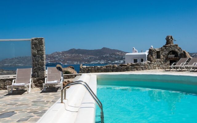 Elegant villa with ocean views & 2 pools