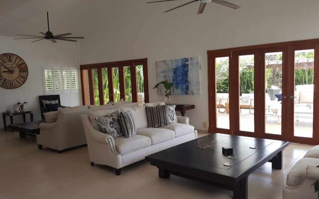 Villa in Metro Country Club