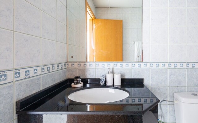 Light and Modern Studio in Jlt! Sleeps 3!