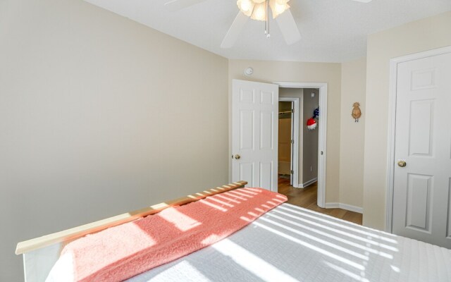 Well-equipped Emerald Isle Townhome: Pets Welcome!