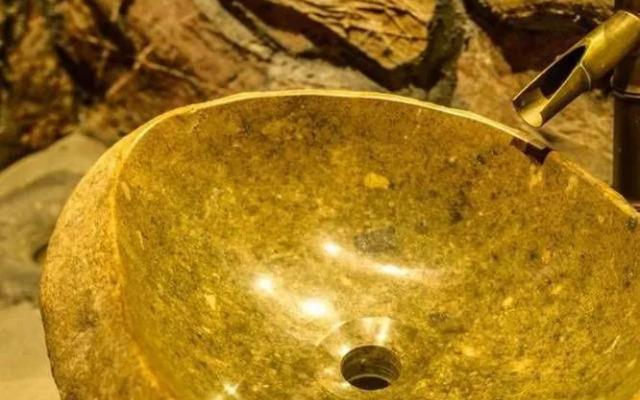 Many People Inn West Street