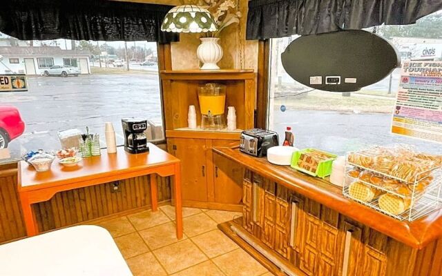 Love Hotels Tomahawk by OYO at Lake Mohawksin WI