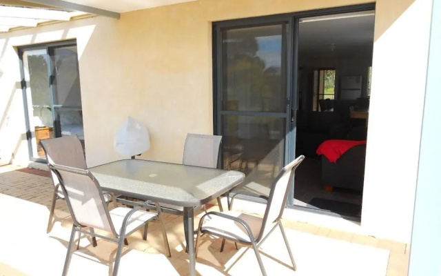 Cosy Corner Beach Cottages – Balcony – Kronkup