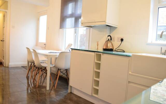 1 Bedroom Garden Flat in Zone 2