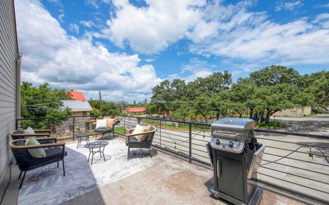 2 Homes in 1! Centrally Located Near Soco