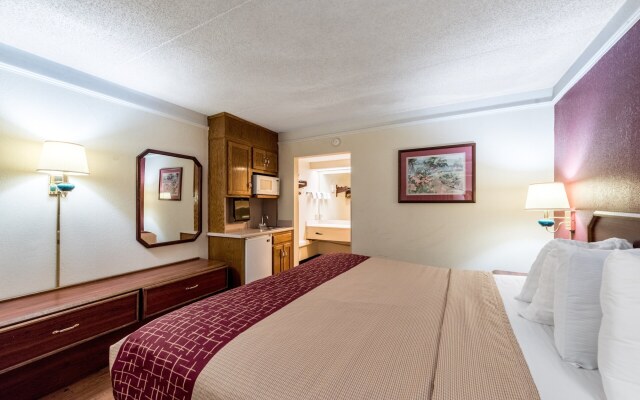 Red Roof Inn & Suites Clinton, TN