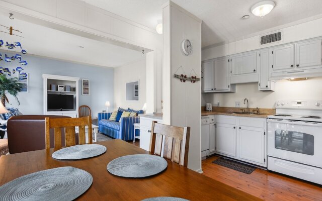 Beach & Tennis Admirals Row by Vtrips