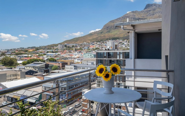 Modern Two Bedroom Unit, Mountain & Harbour Views