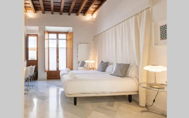 Hernando Colon Deluxe Suite by Valcambre